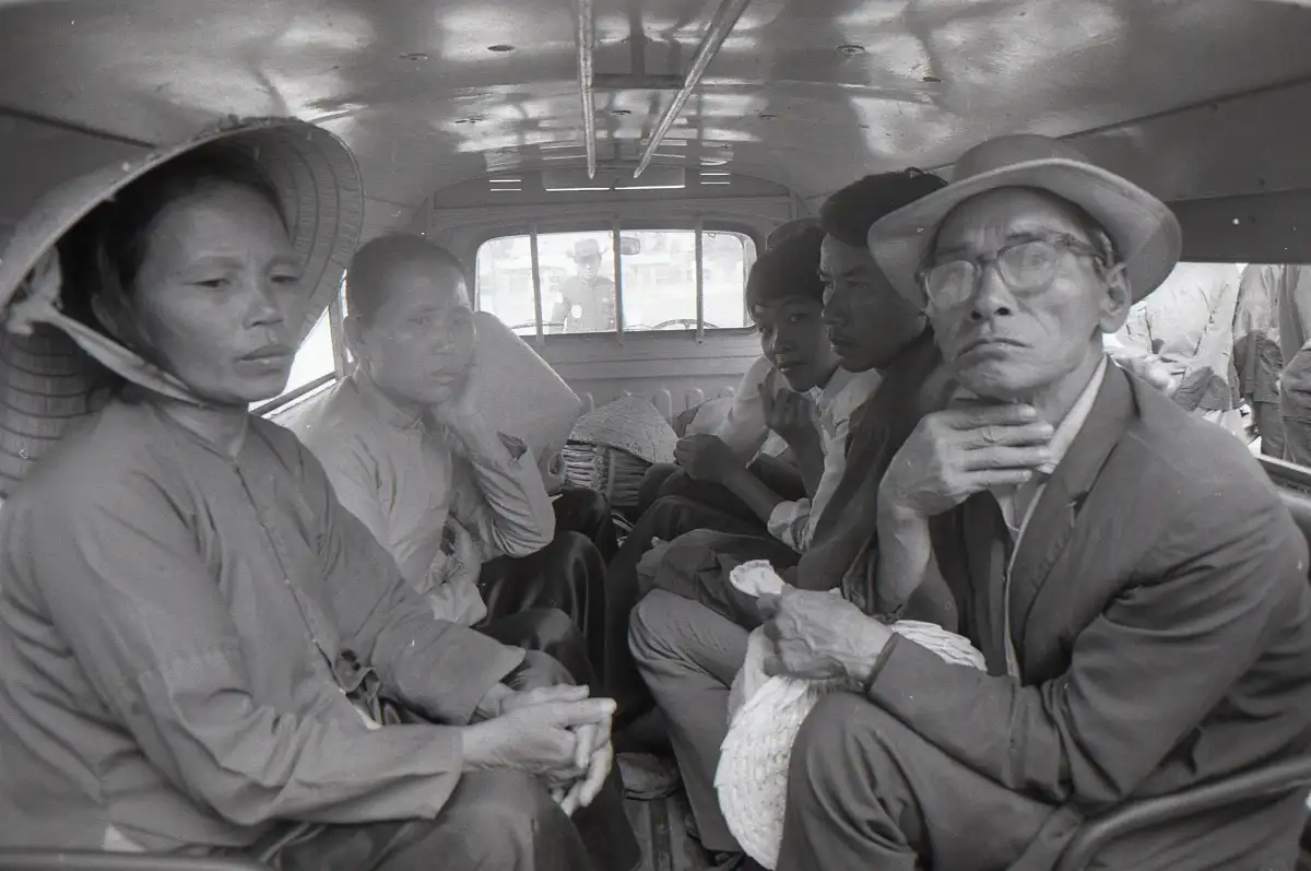 Vietnam avril 1975 - Nha Trang- Civils dans un pick-up