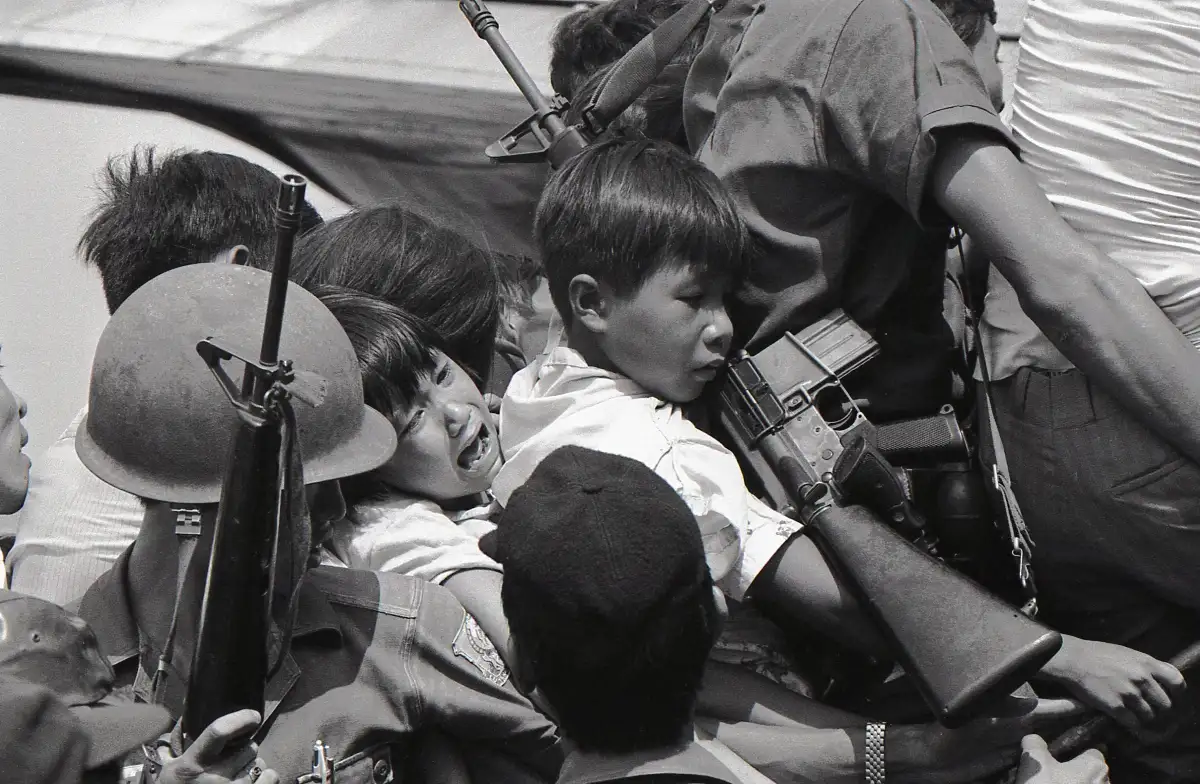 Vietnam avril 1975 - Nha Trang -  Les enfants et les fusils