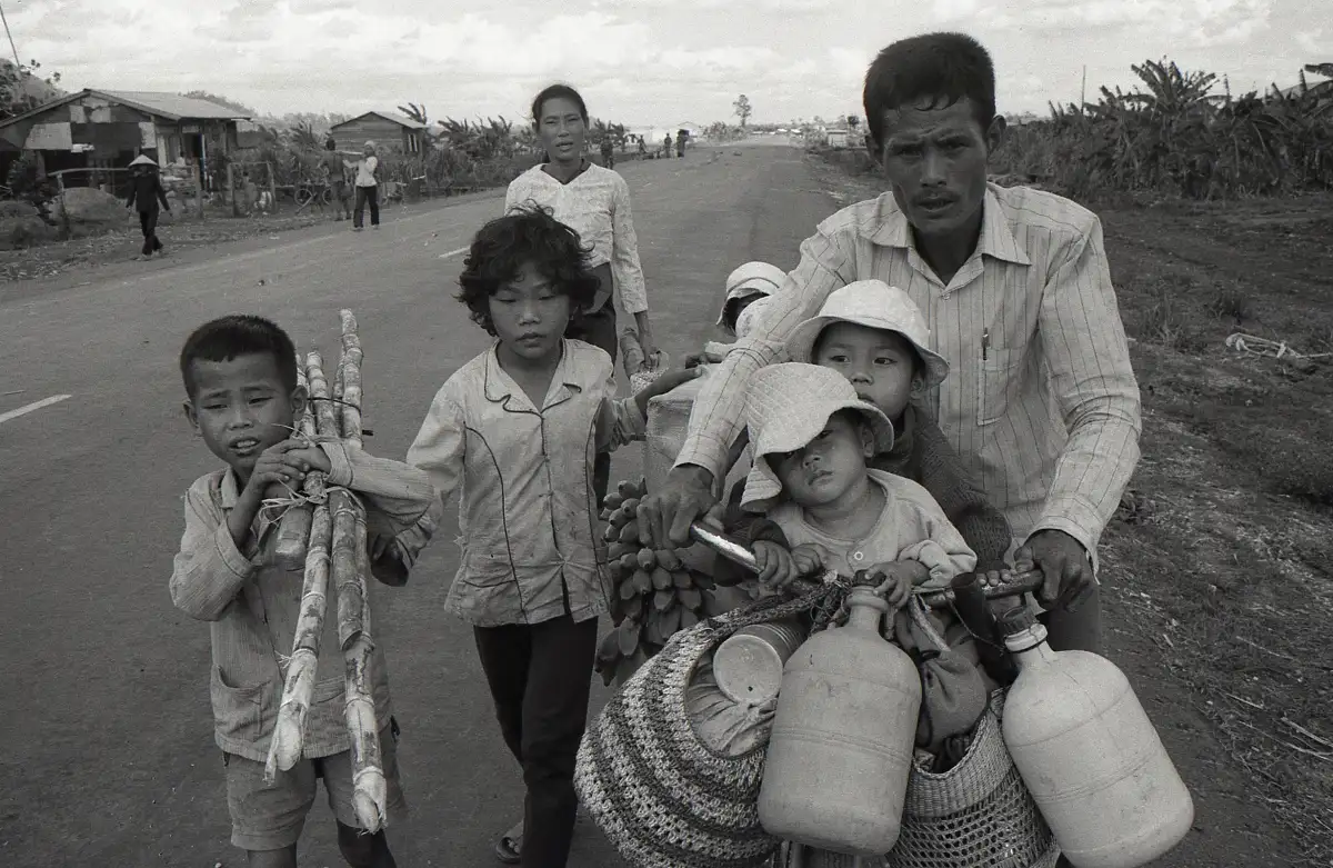 Vietnam avril 1975 - Nha Trang -  La famille et la bicyclette