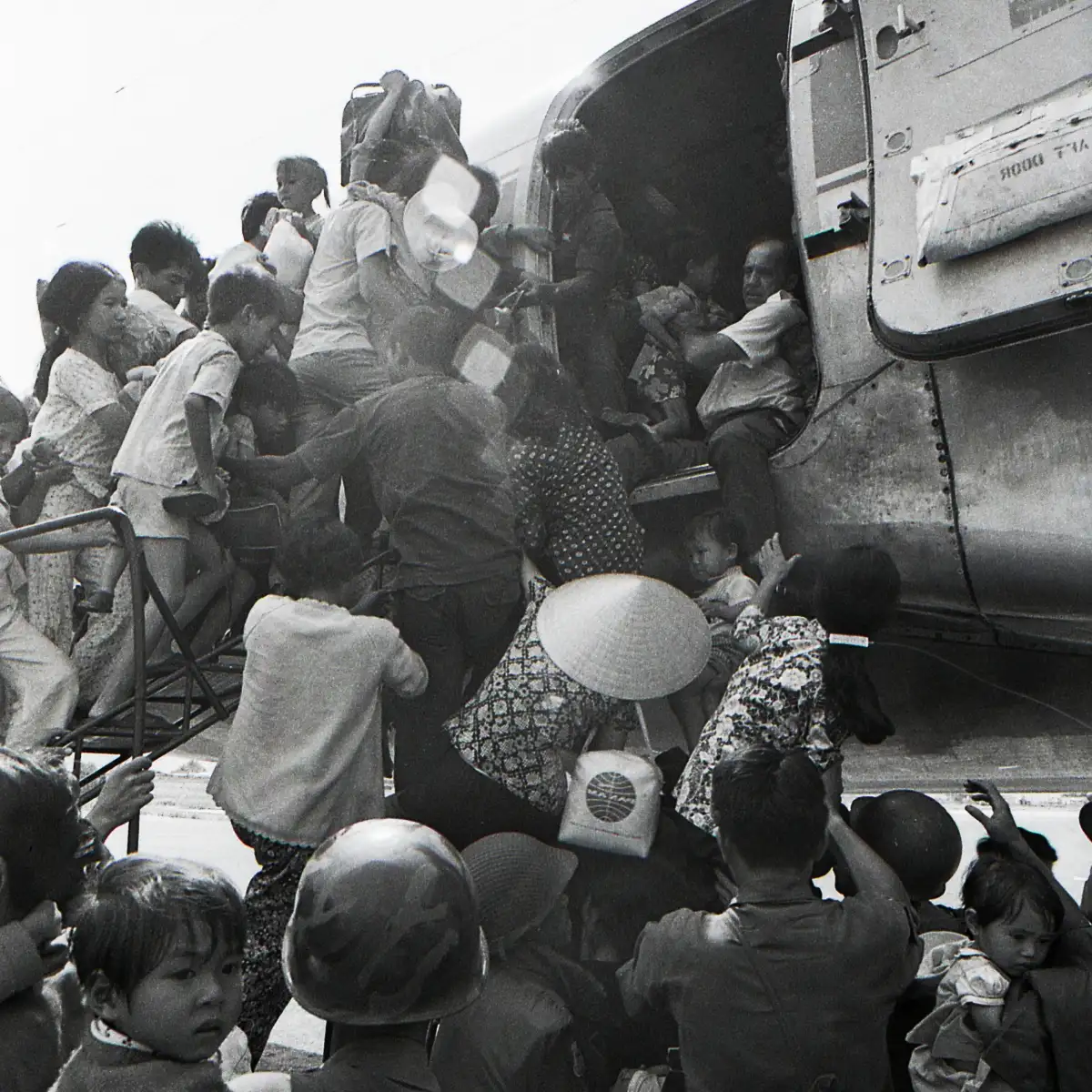 Vietnam avril 1975 - Nha Trang - Foule en fuite et l'avion