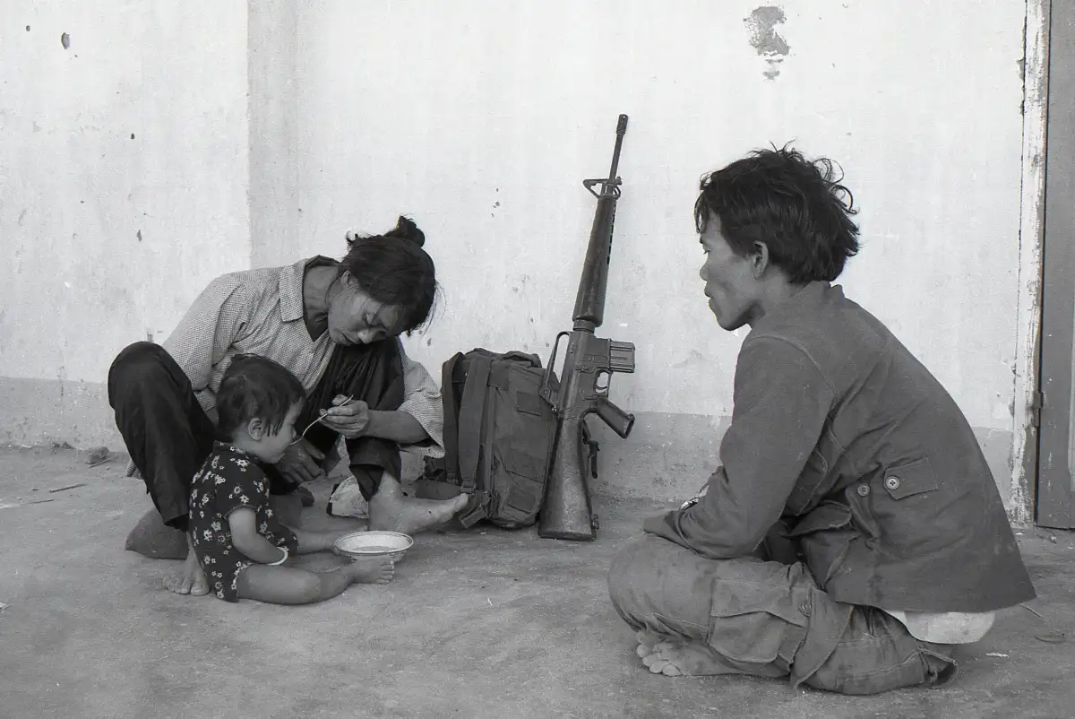 Vietnam avril 1975 - Nha Trang - La mère, l'enfant et le père soldat