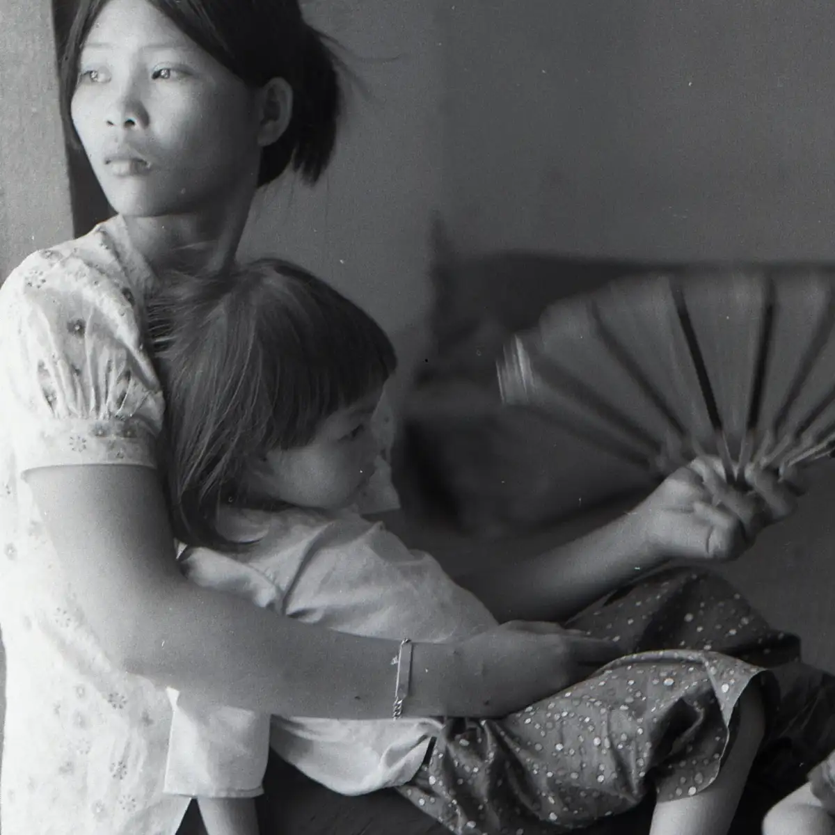 Vietnam avril 1975 - Nha Trang - La mère, l'enfant et l''éventail