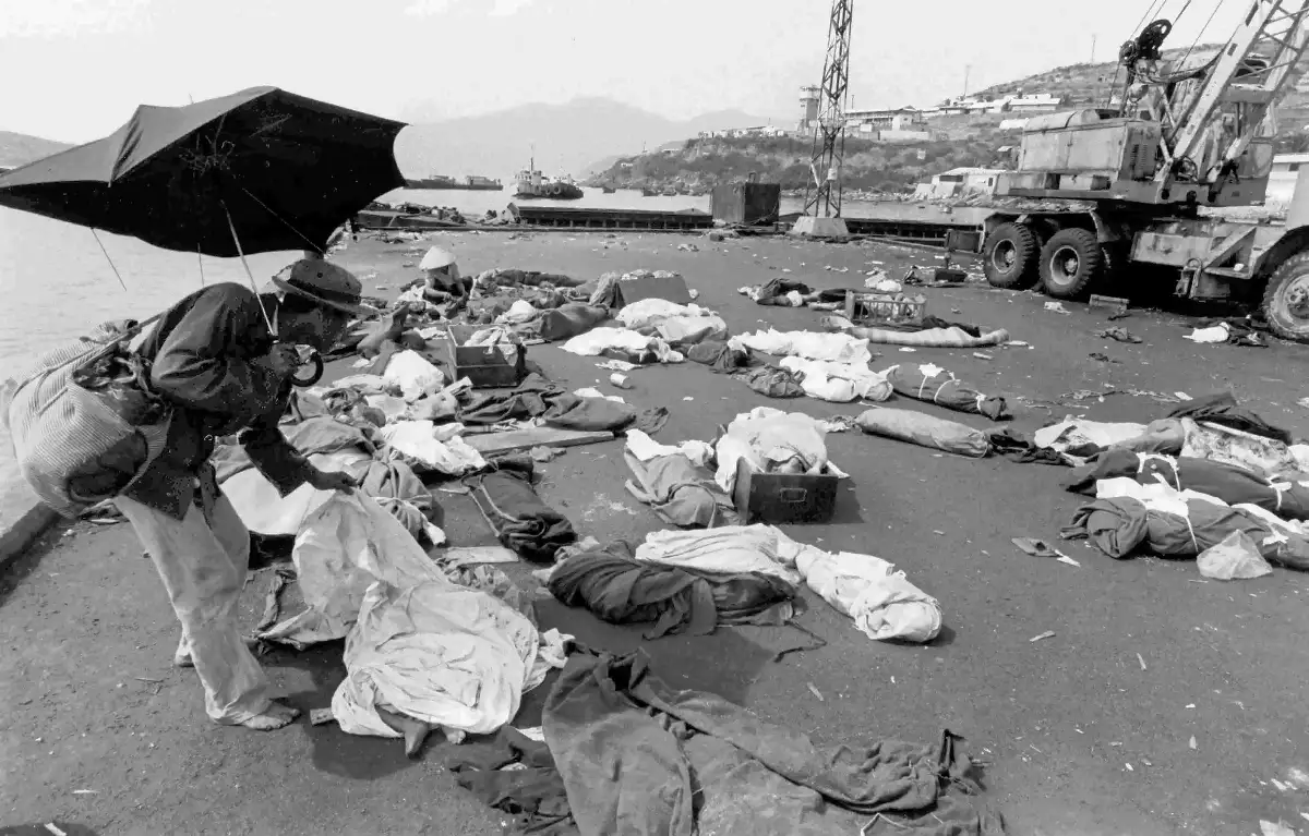 Vietnam avril 1975 - Nha Trang -  L'homme au parapluie 3