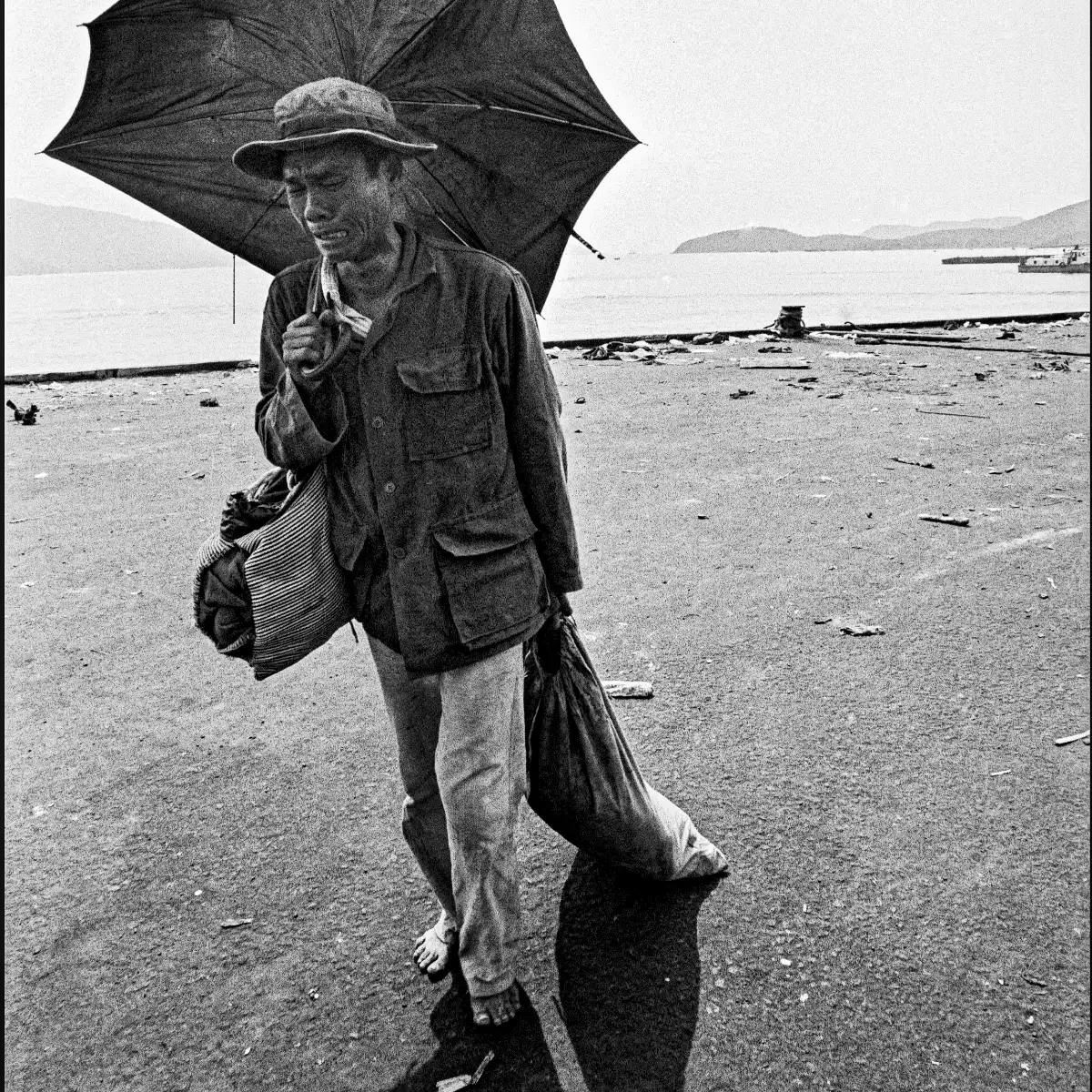 Vietnam avril 1975 - Nha Trang -  L'homme au parapluie