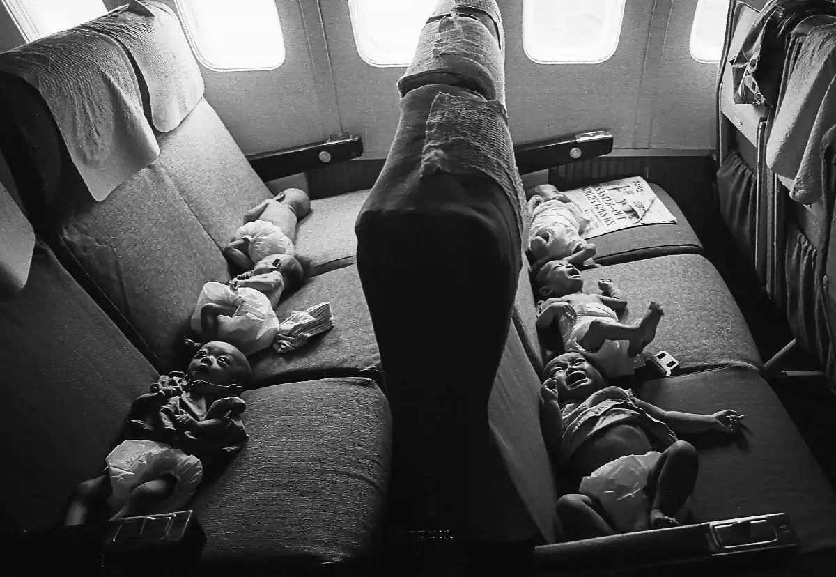 Vietnam avril 1975 - Nha Trang - Les bébés dans l'avion - Baby Lift